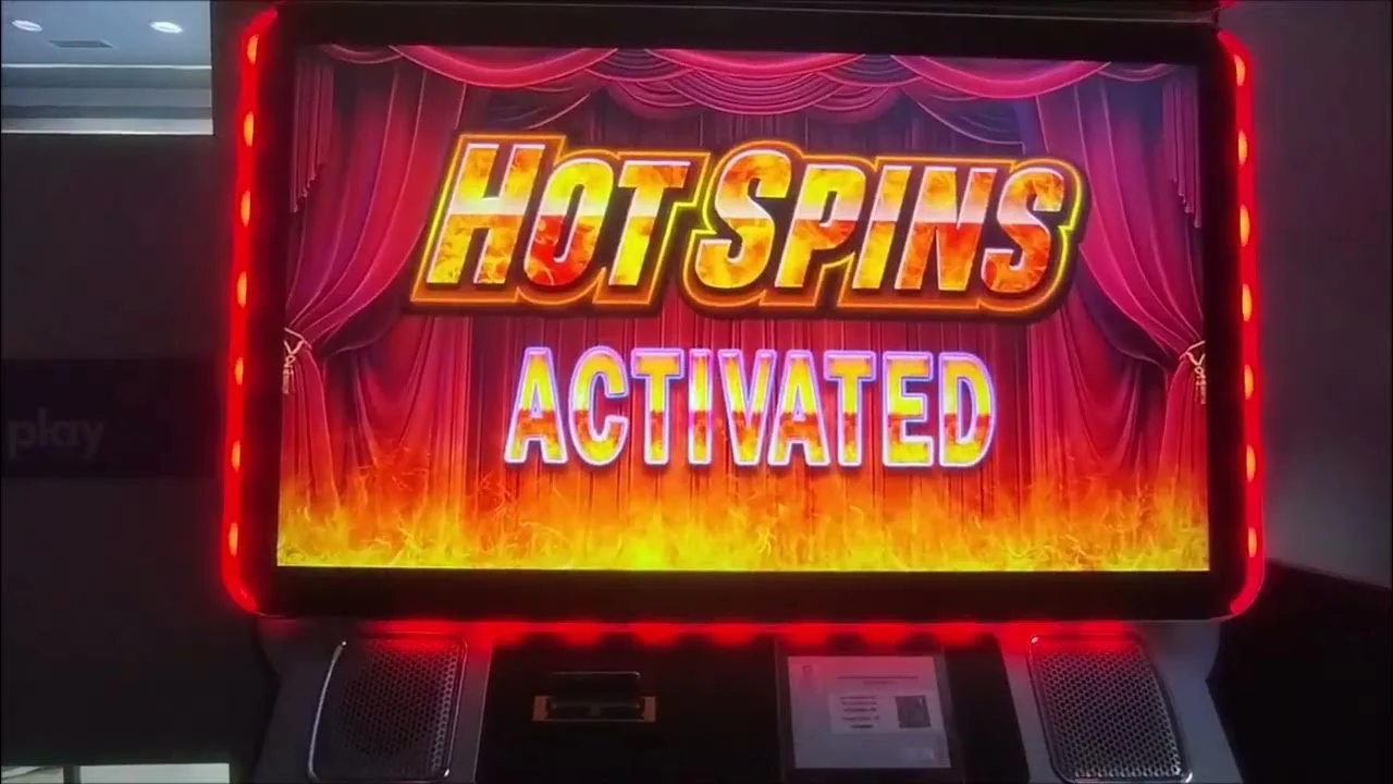 Panel de torneo de slots con marcador y multiplicadores activos